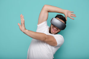 Ung mann opplever VR-spill