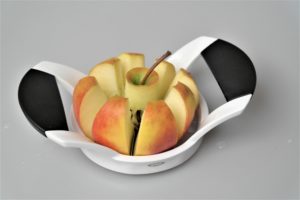 Eplekutter trykket gjennom et eple