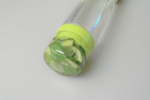 Nærbilde av agurk og sitron-melisse på bunnen av en drikkeflaske