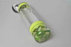 Vann og grønt i en drikkeflaske